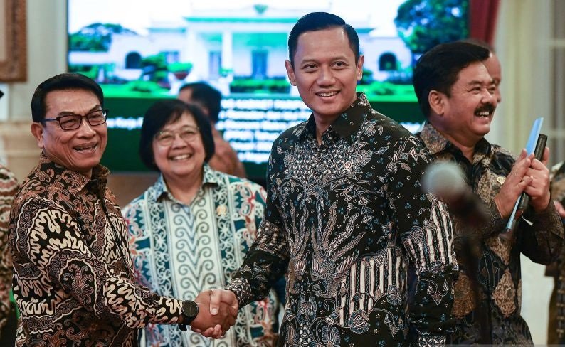 Ada Jokowi di Balik Jabat Tangan AHY-Moeldoko dan Sri Mulyani-Prabowo