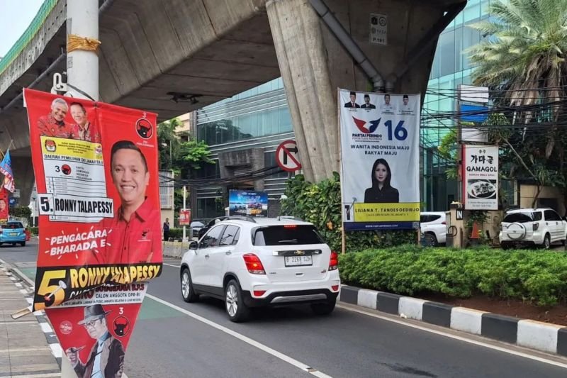 Minggu Dini Hari, Peraga Kampanye Diturunkan Serentak