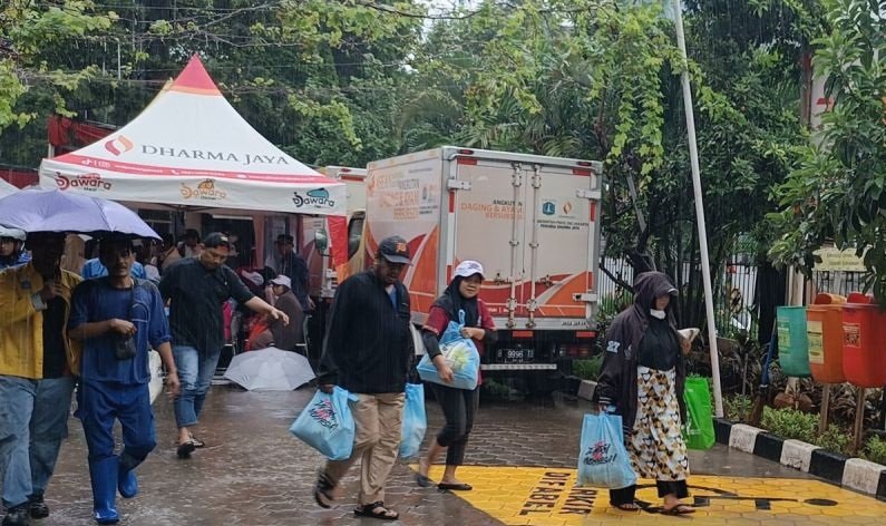 Bazar Sembako Murah Ramai Diserbu Warga Jaksel Meski Hujan