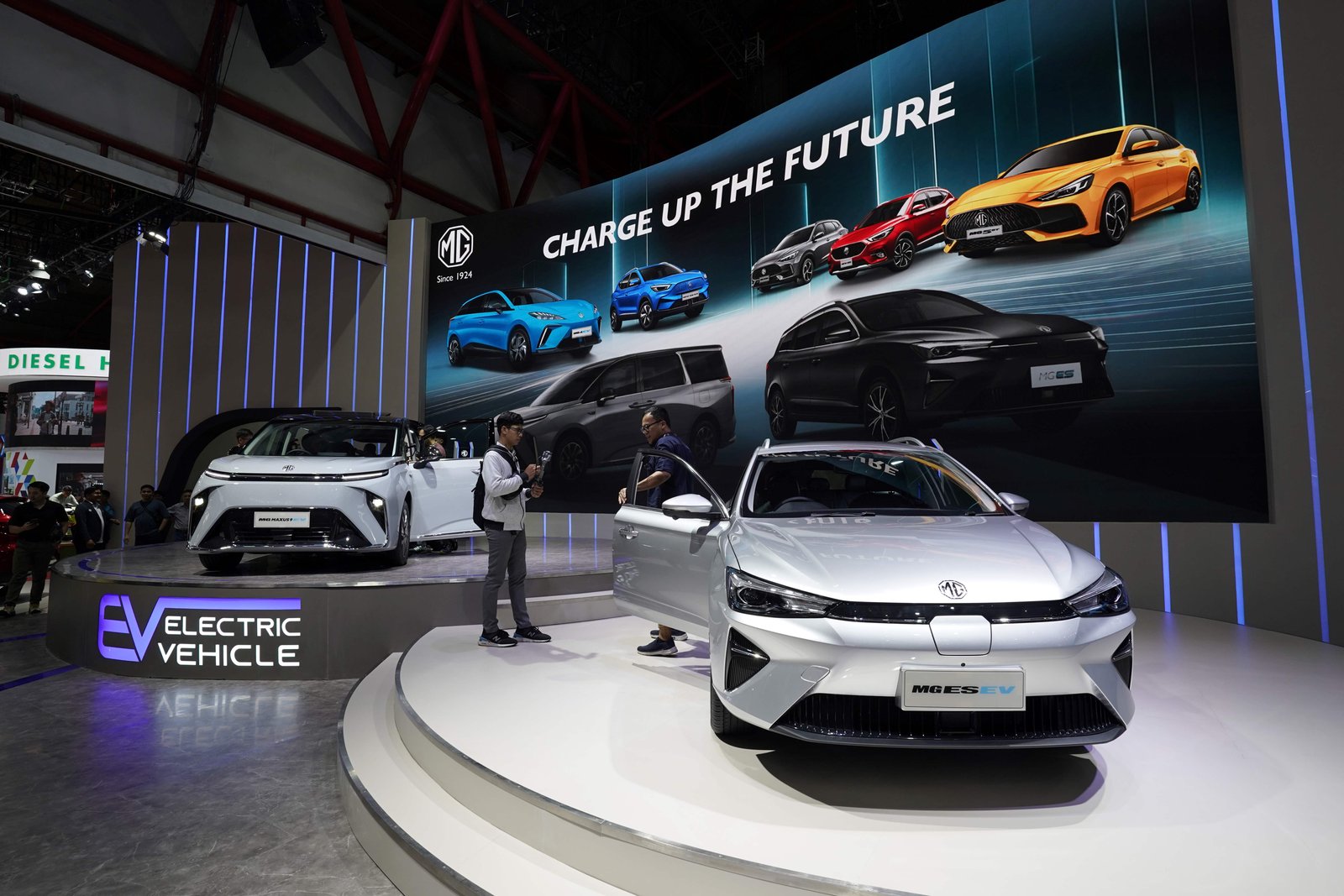 MG Kenalkan Mobil Listrik ES EV dan Maxus 9 di IIMS 2024