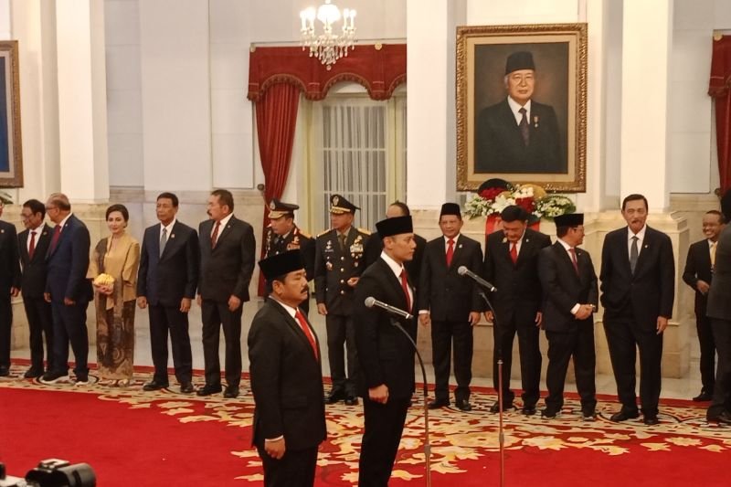 Jokowi Lantik Hadi jadi Menko Polhukam dan AHY sebagai Menteri ATR