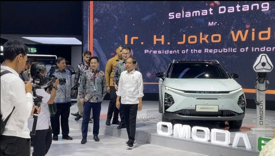 Datang ke IIMS 2024, Jokowi Puji Desain Chery Omoda E5