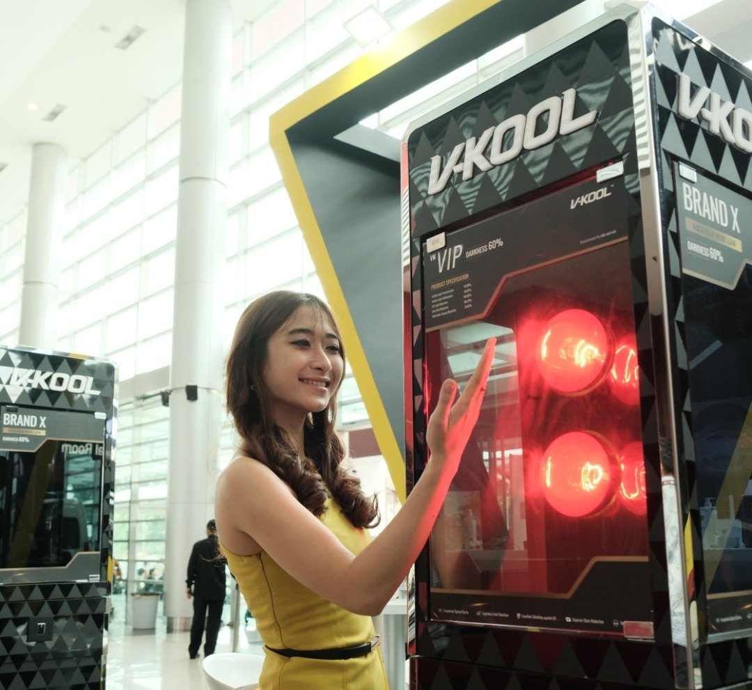 V-Kool bersama Tokopedia Kasih Promo Kaca Film di IIMS 2024. Foto: dok. V-Kool