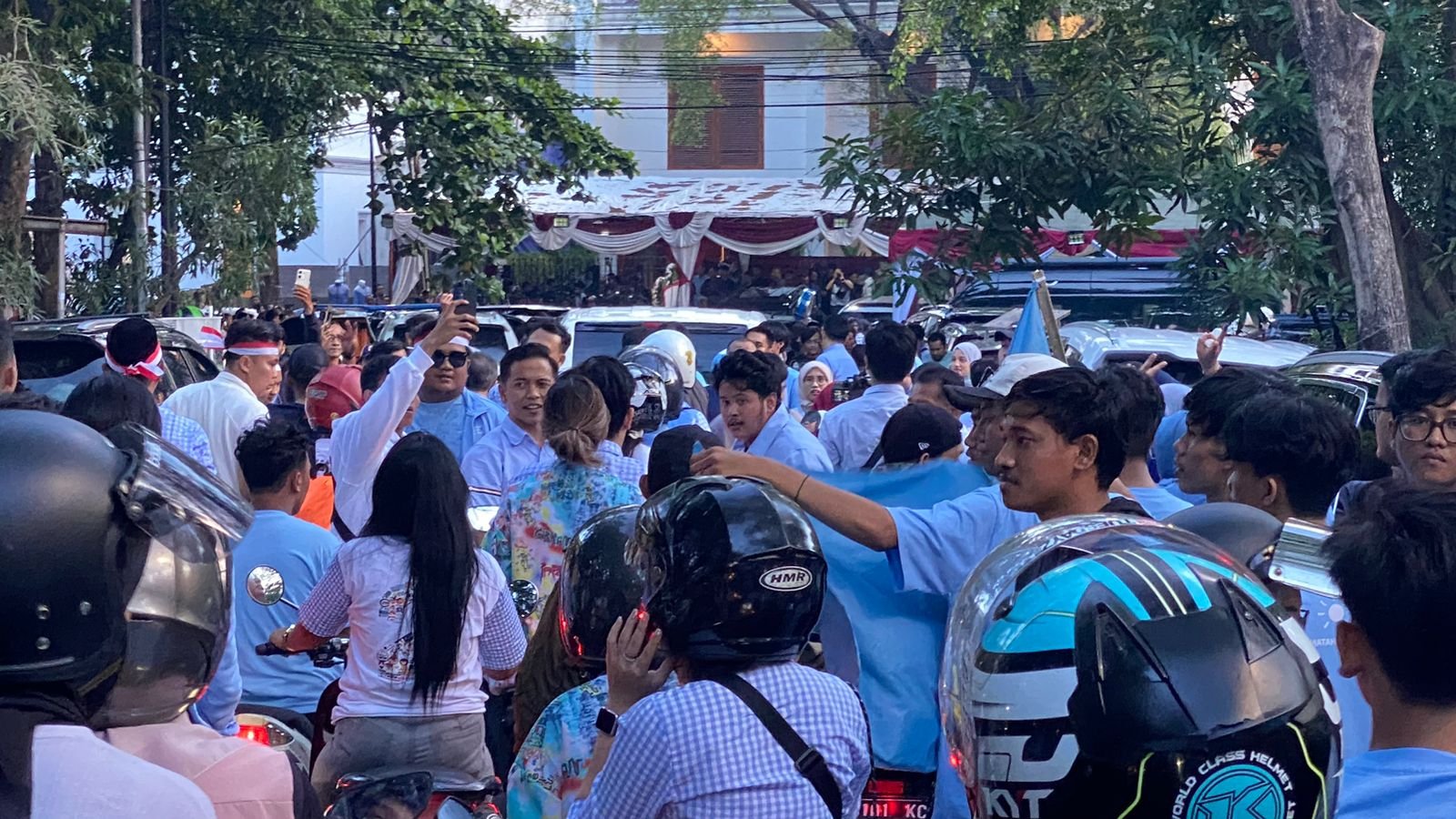 Ratusan Pendukung Prabowo Sesaki Markas TKN di Kartanegara