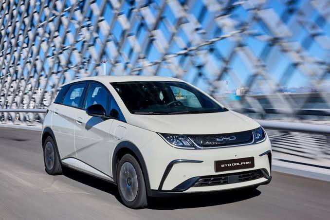 Komparasi BYD Dolphin vs MG 4 EV, Siapa yang Menang?