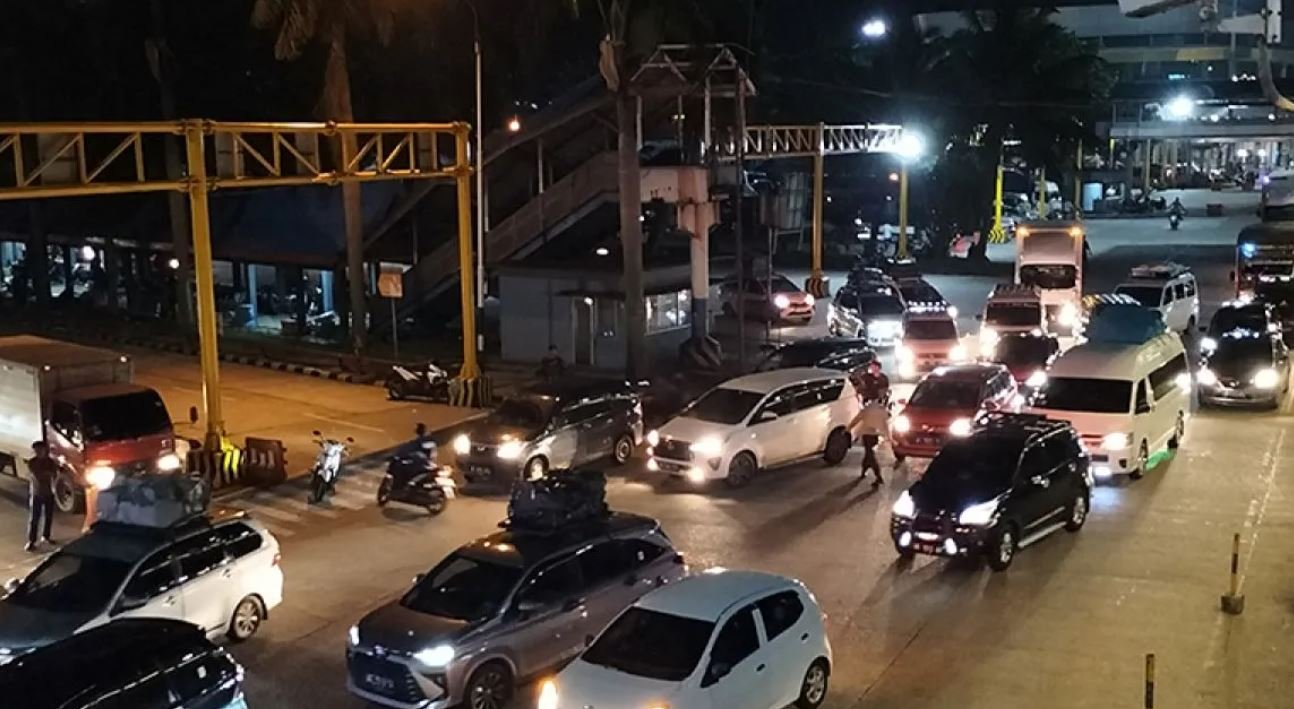 Cuaca Buruk Jadi Penyebab Terjadinya Antrean Kendaraan di Pelabuhan Merak