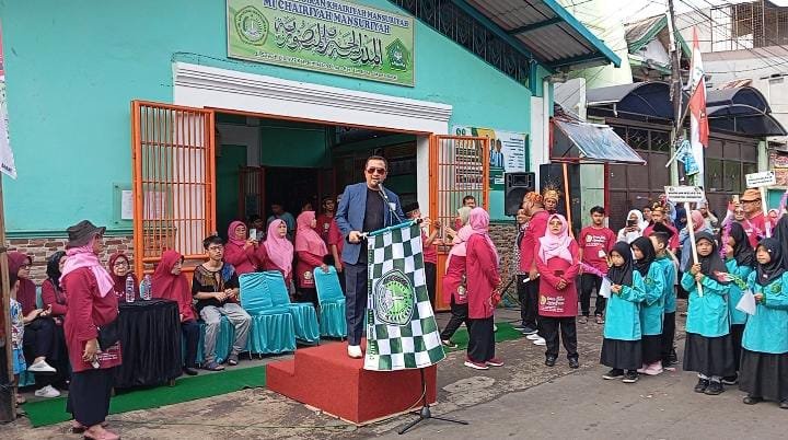 800 Siswa Al-Mansur Ramaikan Festival Gerak Jalan Awrad 2024