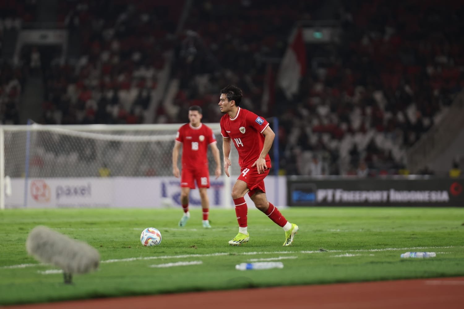 Pemain Naturalisasi timnas Indonesia Nathan Tjoe-A-On saat tampil melawan Vietnam pada laga lanjutan Kualifikasi Piala Dunia 2026 di Stadion Gelora Bung Karno, Kamis (21/3) malam. Foto: PSSI
