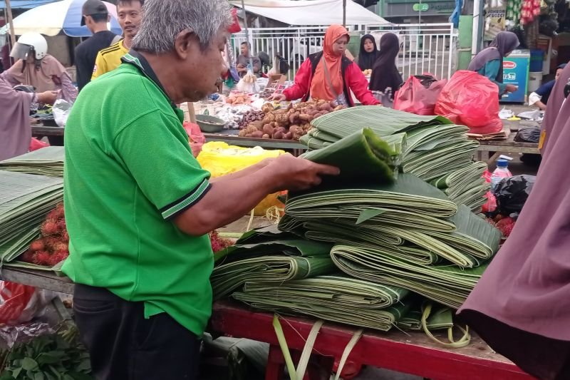 Jelang Ramadan, Permintaan Daun Pisang di Lebak Meroket