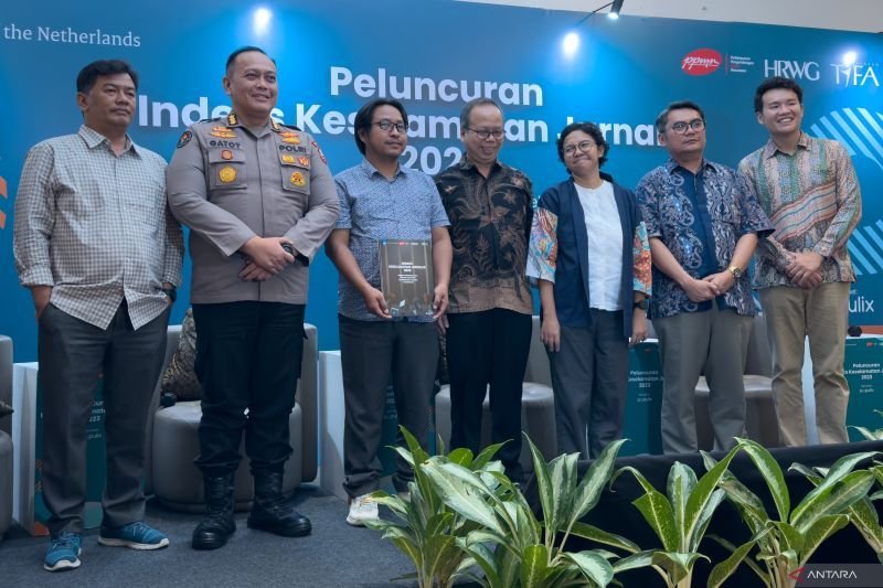 Ketua AJI Sasmito Madrim (ketiga kiri) saat berfoto bersama di kawasan Menteng, Jakarta, Kamis (28/3/2024). Foto: ANTARA