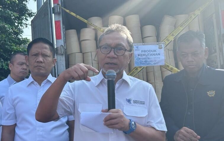 Menteri Perdagangan (Mendag) Zulkifli Hasan saat melakukan pemusnahan barang impor yang tidak sesuai aturan di Citeureup, Bogor, Jawa Barat, Kamis (28/3/2024). Foto: Antara