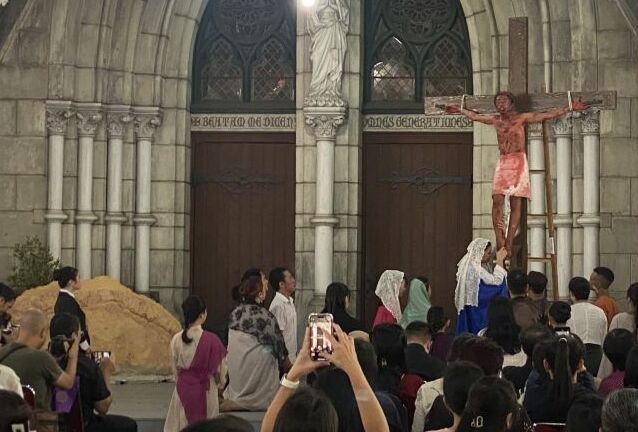 Prosesi Jalan Salib Jumat Agung di Katedral Berlangsung Khidmat