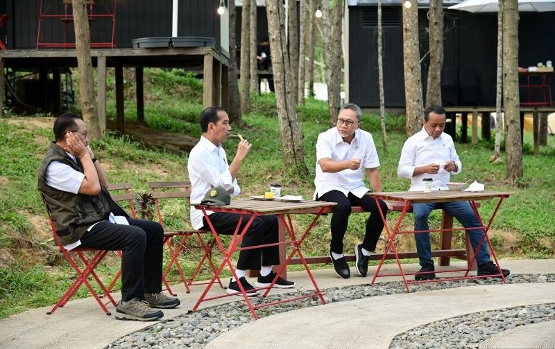 Bersama Para Menteri, Presiden Jokowi Sarapan Sukun Goreng di IKN