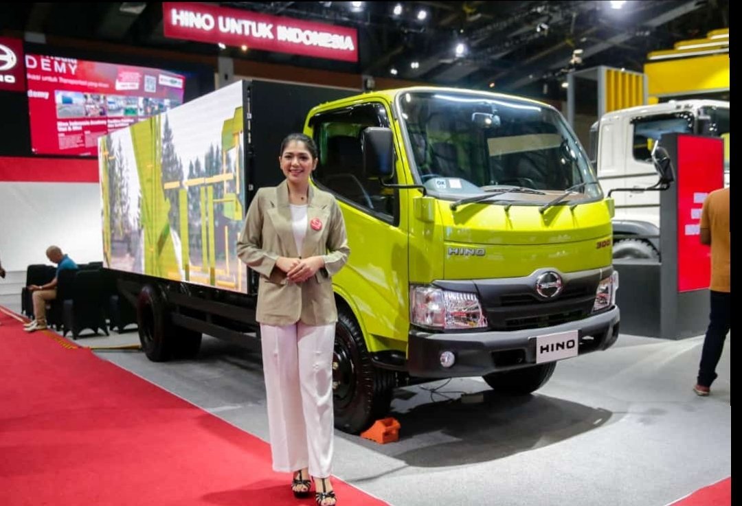 Hino Bawa Kendaraan Bersertifikat TKDN Kemenperin di GIICOMVEC 2024