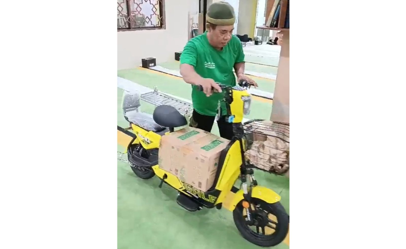 Viral! Sepeda Listrik Masuk Masjid di Banjarmasin