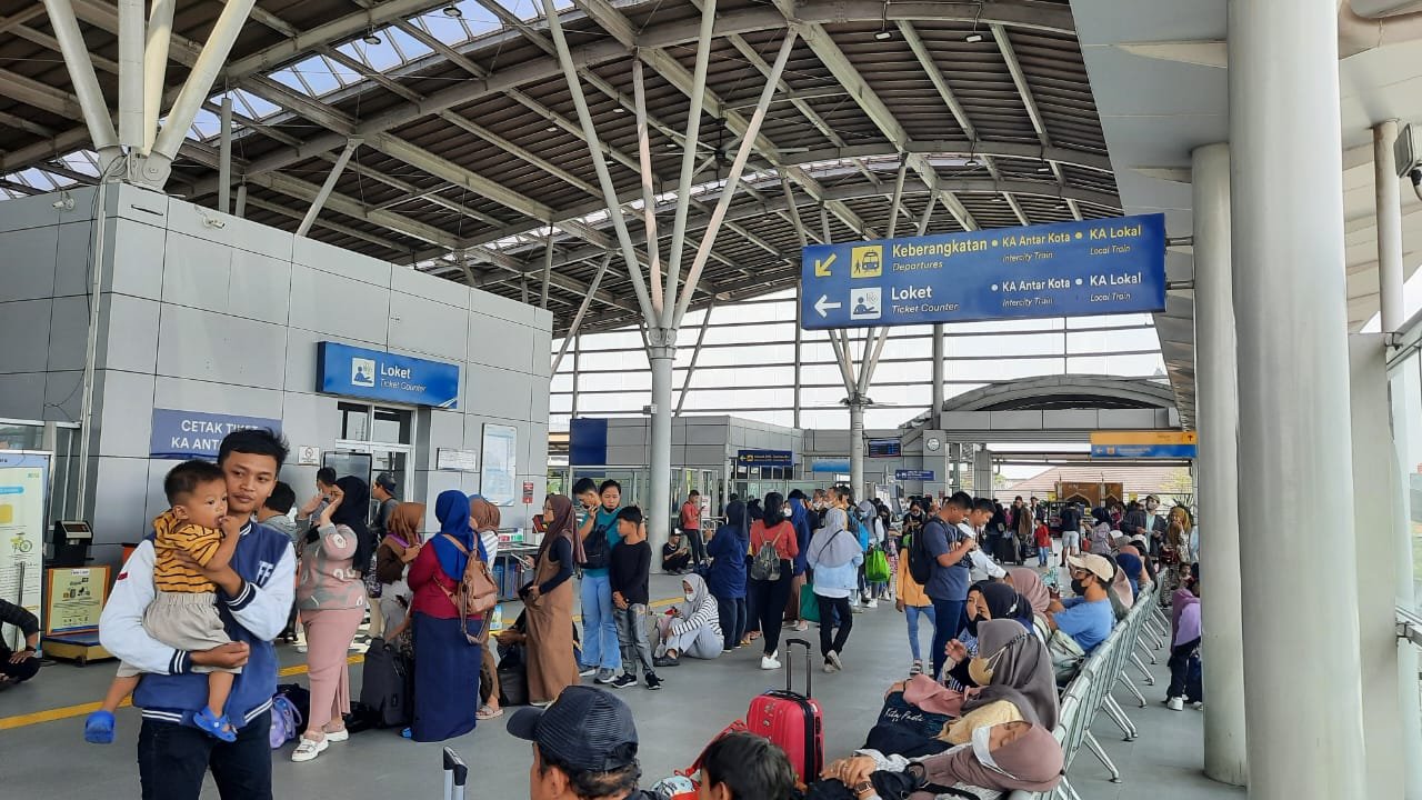 Sejumlah penumpang KRL berjalan di Stasiun Manggarai, Jakarta, Senin (13/2/2023). Manajemen PT KAI Commuter Indonesia (KCI) menambah sebanyak 31 pengumpan (feeder) sebagai antisipasi kepadatan penumpang transit di Stasiun Manggarai terutama pada jam sibuk