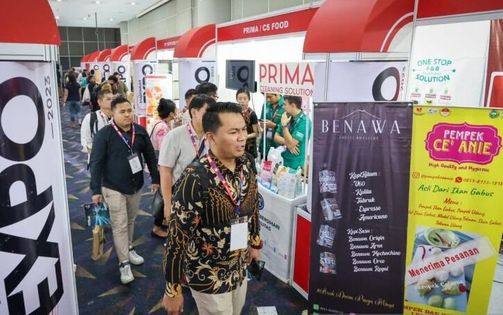 Pengunjung sedang melihat produk UMKM di gelaran INABUYER B2B2G EXPO 2023 di Gedung Smesco Jakarta, Rabu (5/7/2023). Foto: Kemenkop UKM
