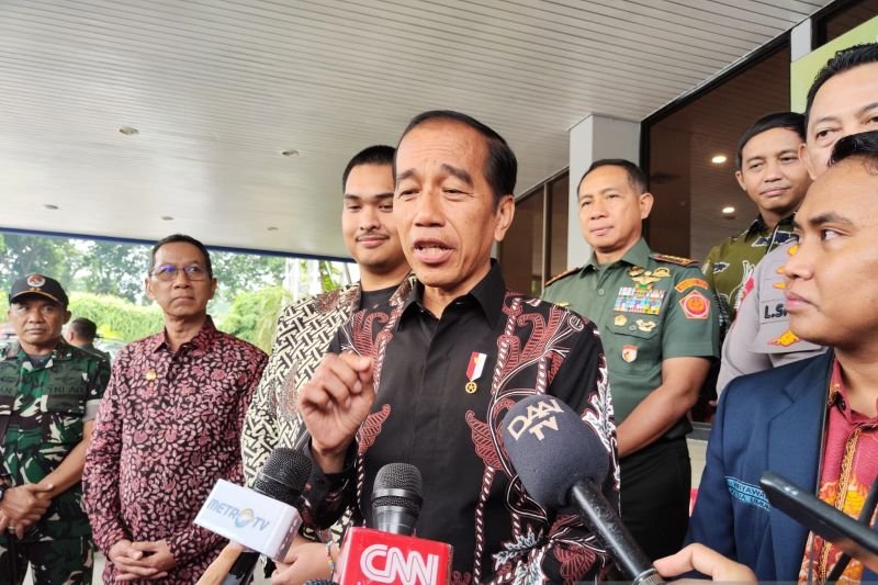 Presiden RI Joko Widodo memberikan keterangan pers usai menghadiri Pembukaan Kongres HikmahBudhi di Jakarta, Kamis (28/3/2024). Foto: Antara