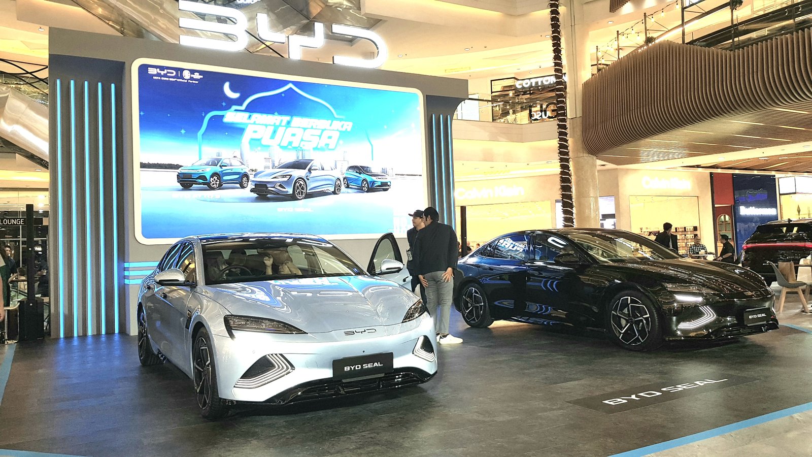 PT BYD Motor Indonesia berkomitmen memfasilitasi percepatan transisi menuju era kendaraan elektrifikasi di Indonesia dengan menyediakan sebanyak 10.000 unit mobil listrik untuk kendaraan operasional PT PLN. Foto: apakabar.co.id/DF