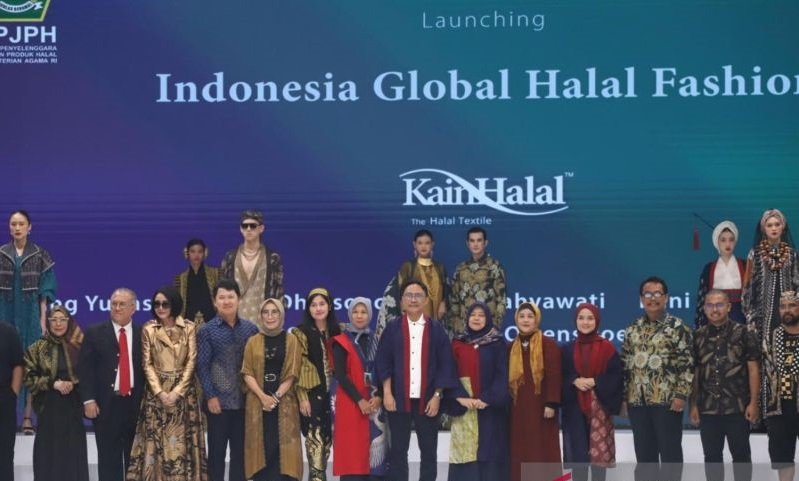 Peluncuran Indonesia Global Halal Fashion (IGHF) pada gelaran Indonesia Fashion Week di Jakarta Convention Centre (JCC), Jakarta, Kamis (28/3/2024). Foto: BPJPH