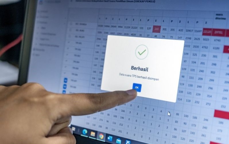 Petugas panitia pemilihan kecamatan (PPK) menginput data penghitungan perolehan suara Pemilu 2024 ke dalam aplikasi Sistem Informasi Rekapitulasi (Sirekap) di Sekretariat Panitia Pemilihan Kecamatan (PPK) Tatanga, Palu, Sulawesi Tengah, Rabu (21/2). Foto: