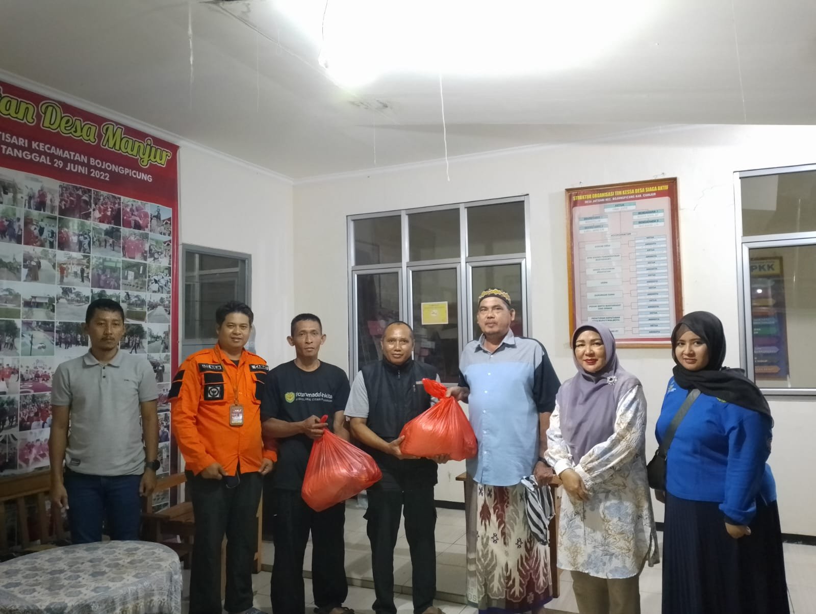 Korban Terdampak Bencana Pergeseran Tanah Cianjur Mendapat Bantuan Sembako