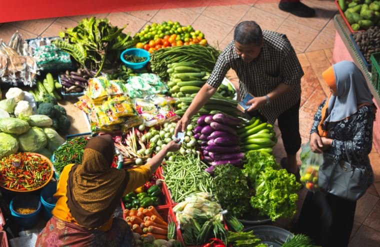 Konsumsi RT Kelas Bawah Tertolong Bansos, Kelas Menengah Semakin Tertekan