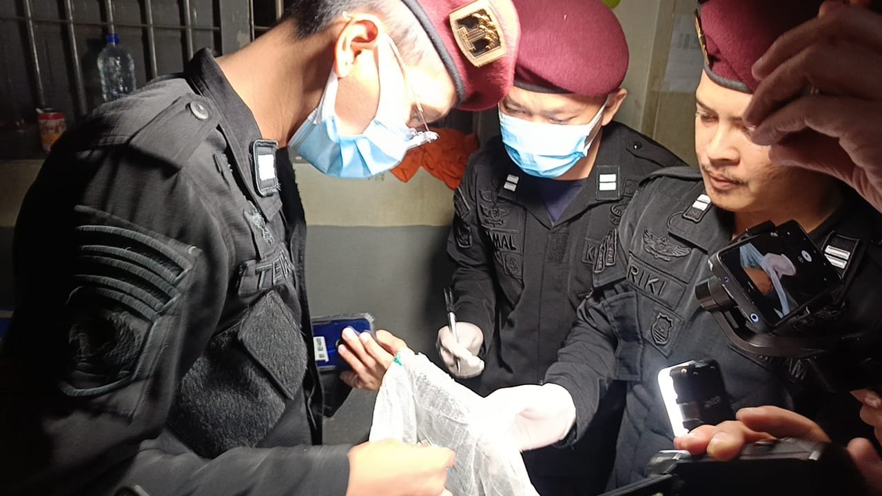 Tim Gabungan Geledah Lapas Kelas II B Cianjur, Senjata Tajam Ditemukan