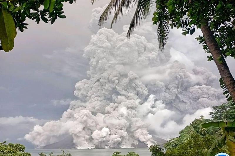 Kembali Erupsi, Gunung Ruang Lontarkan Abu Vulkanik Setinggi Lima Kilometer