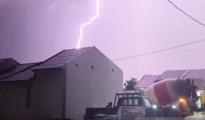 Waspada, Hujan Petir hingga Berawan Dominasi Cuaca di Indonesia