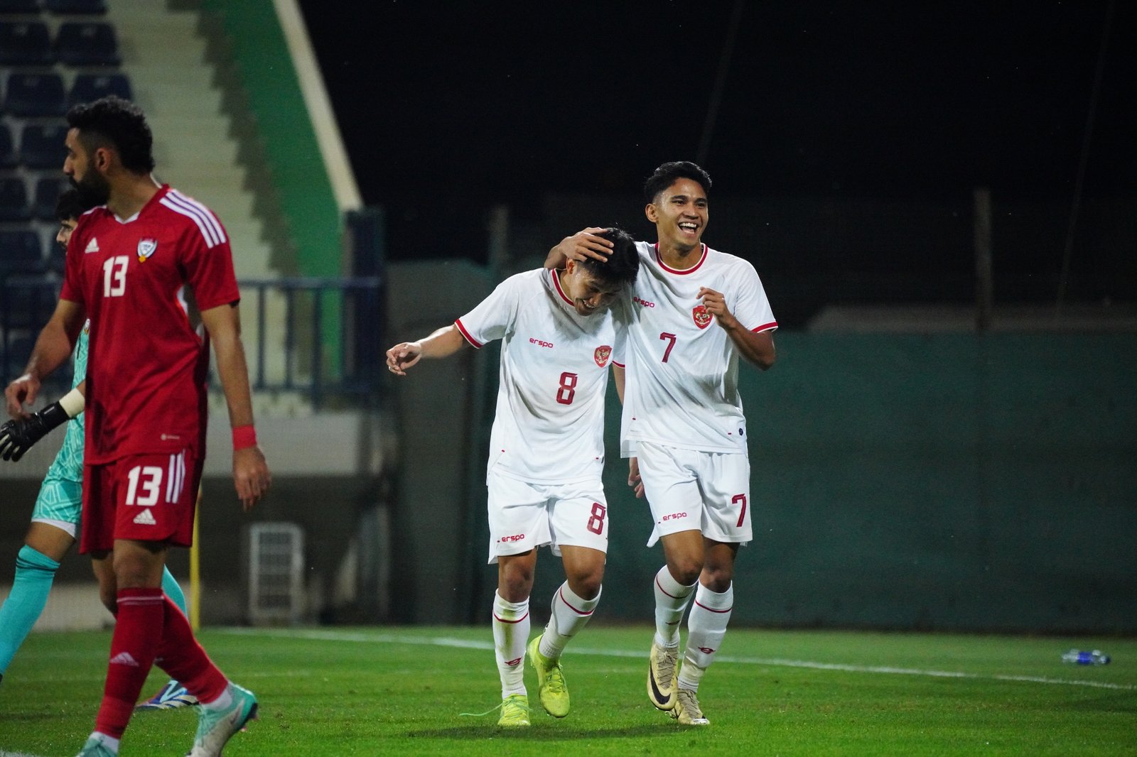 Dua pemain timnas Indonesia U-23, Witan Sulaeman (kiri) dan Marselino Ferdinan (kanan) saat merayakan gol ke gawang Uni Emirat Arab (UEA) pada laga uji coba di Dubai, UEA, Selasa (9/4). Foto: PSSI