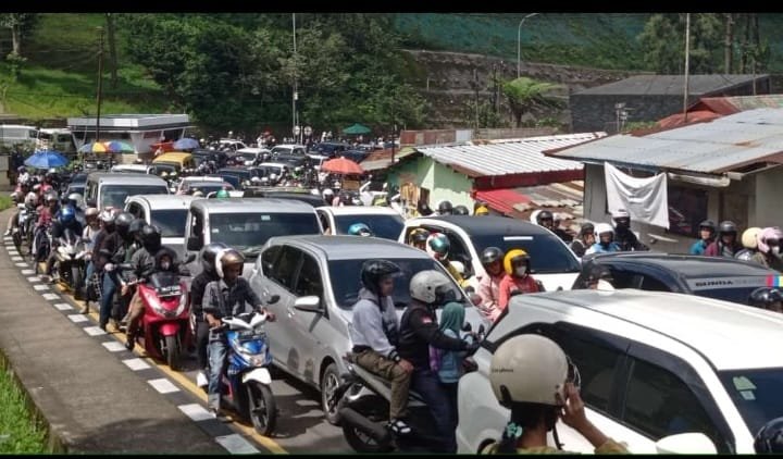 Jalan  Raya Puncak Dipadati Ribuan Kendaraan Sejak Pagi Hingga Sore Hari