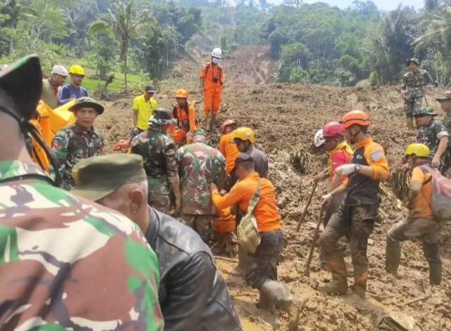 Upaya pencarian korban longsor di Kabupaten Bandung Barat yang dilakukan TIm SAR gabungan. Foto: BPBD Jabar.