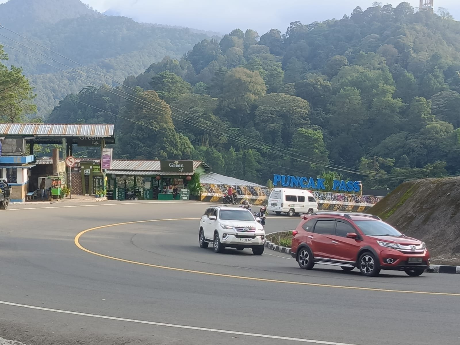H-3 Lebaran, Arus Lalu Lintas di Jalan Raya Puncak Sepi Pemudik