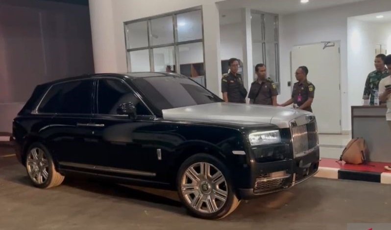 Buntut Korupsi PT Timah, Kejagung Sita Dua Mobil Mewah dari Kediaman Harvey Moeis