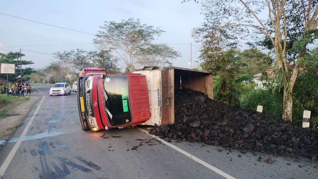 Sebuah truk pengangkut batu bara diduga ilegal dari Balangan terjungkal di Kapar HST.