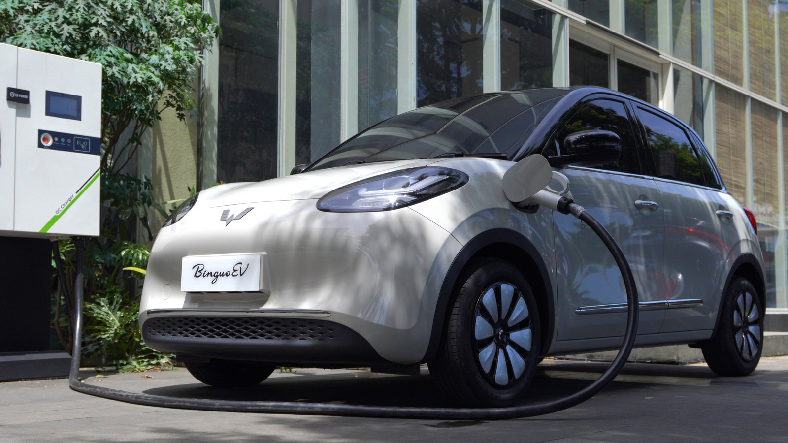 Mudik Pakai Mobil Listrik Gak Khawatir, Wuling Siapkan 6 Titik Charging Station