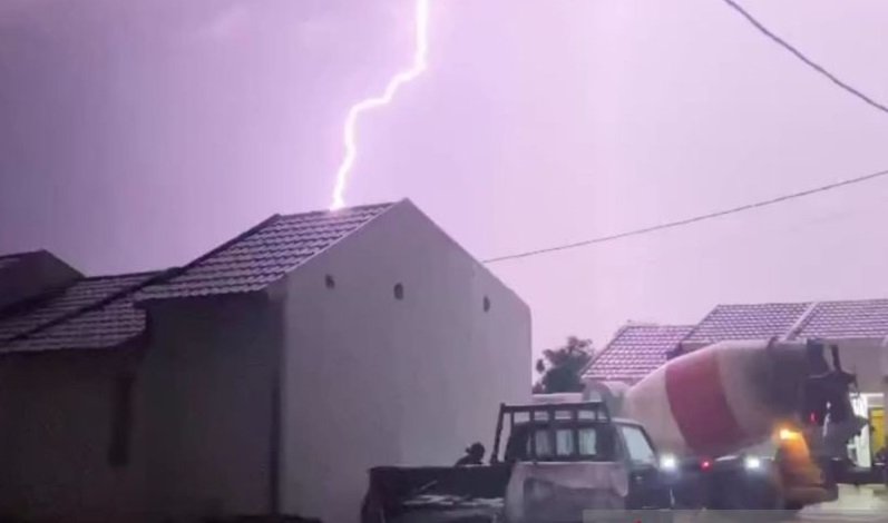 Waspada! Hujan Petir Guyur Sebagian Kota Besar di Indonesia