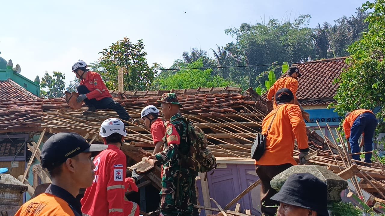 Pergeseran Tanah di Kampung Sukajadi Cianjur Sebabkan Puluhan Rumah Rusak