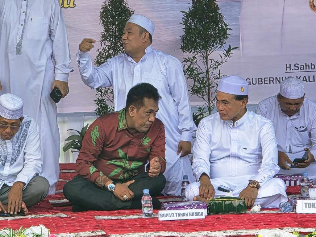 Syamsul Bahri (kiri) dan Zairullah Azhar bertemu kembali di perayaan Hari Jadi ke-21 Tanah Bumbu, Senin (8/4). Foto: Ist