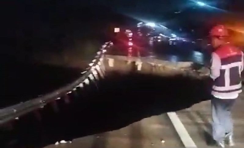 Belum Genap Setahun Diresmikan, Jalan Tol Bocimi GT Parungkuda Longsor 