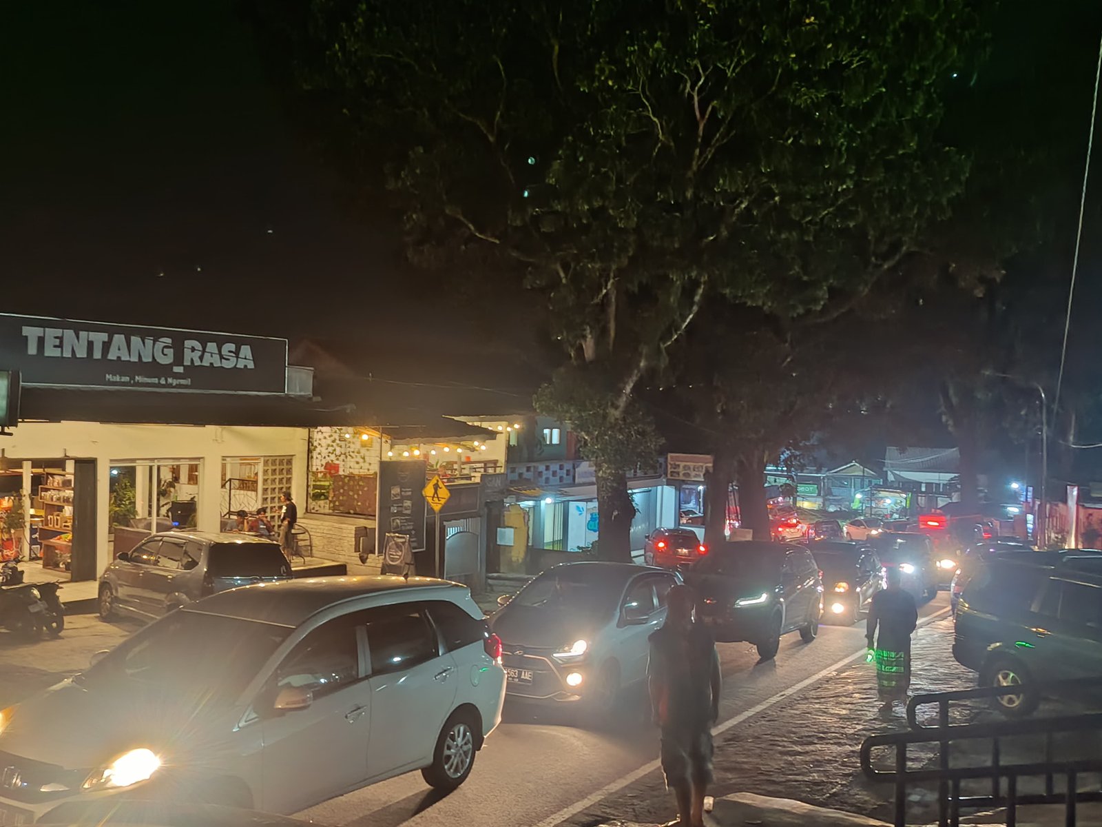 Bus Pariwisata Terperosok di Bahu Jalan Desa Ciherang, Akibatkan Kemacetan 12 Kilometer