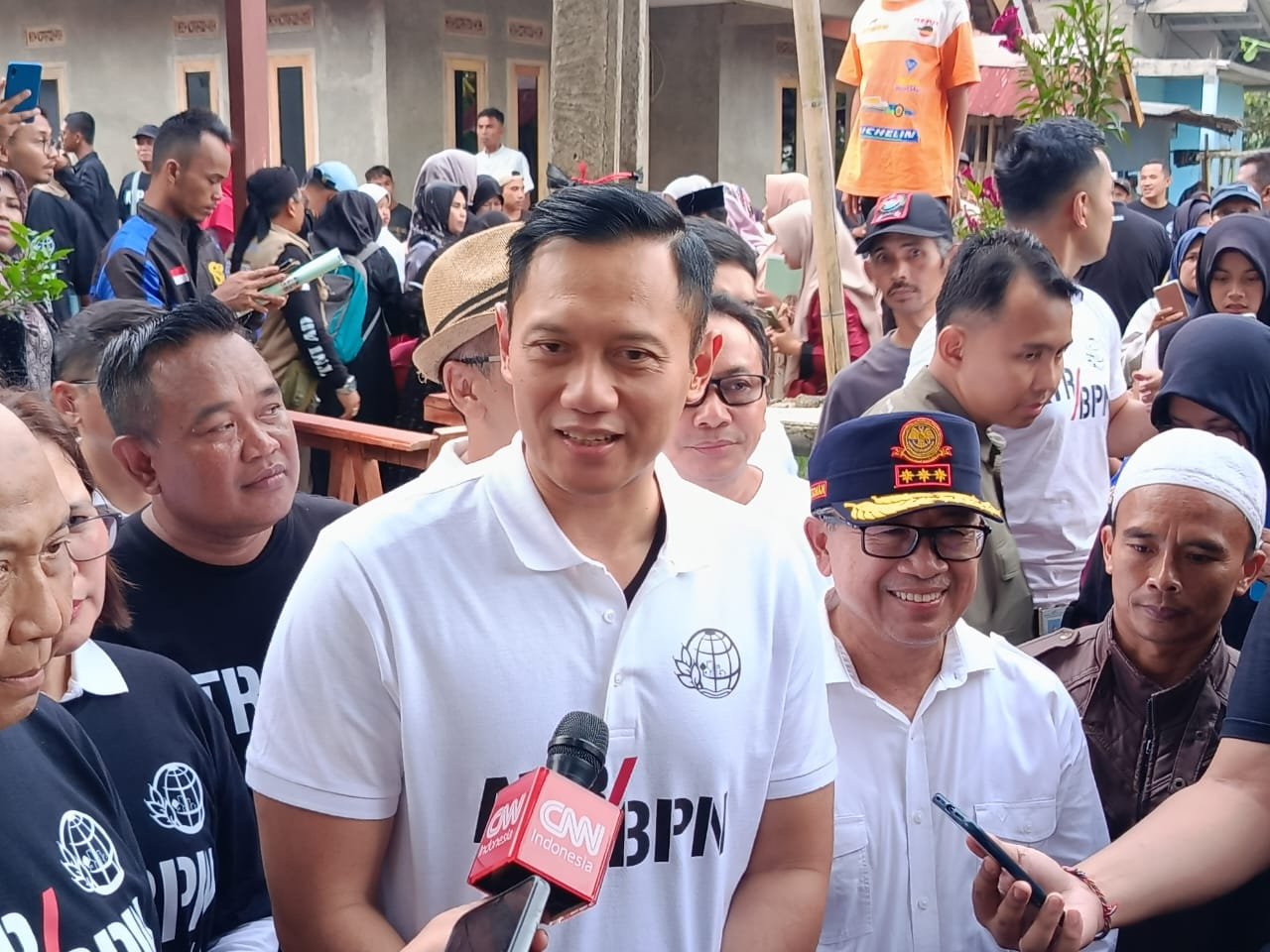 Hasil Konsolidasi Tanah, AHY Serahkan 55 Sertifikat di Cianjur