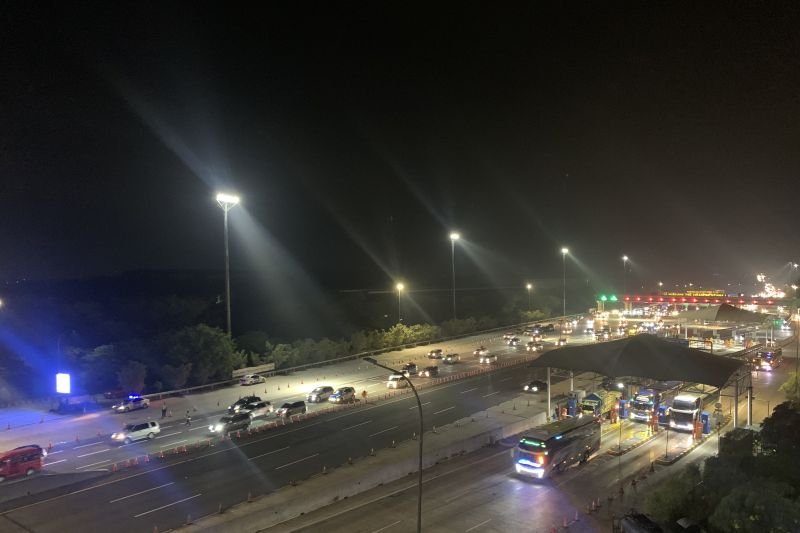 Senin Dinihari, Arus Lalu Lintas di Gerbang Tol Cikatama Lancar