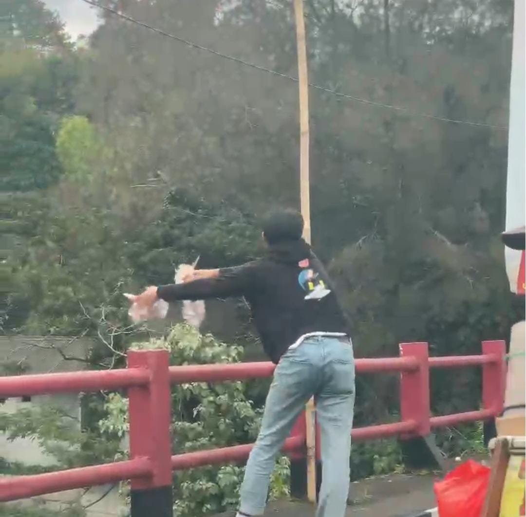 Tidak Terpuji, Seorang Pria Kedapatan Membuang Sampah ke Sungai di Tengah Kemacetan