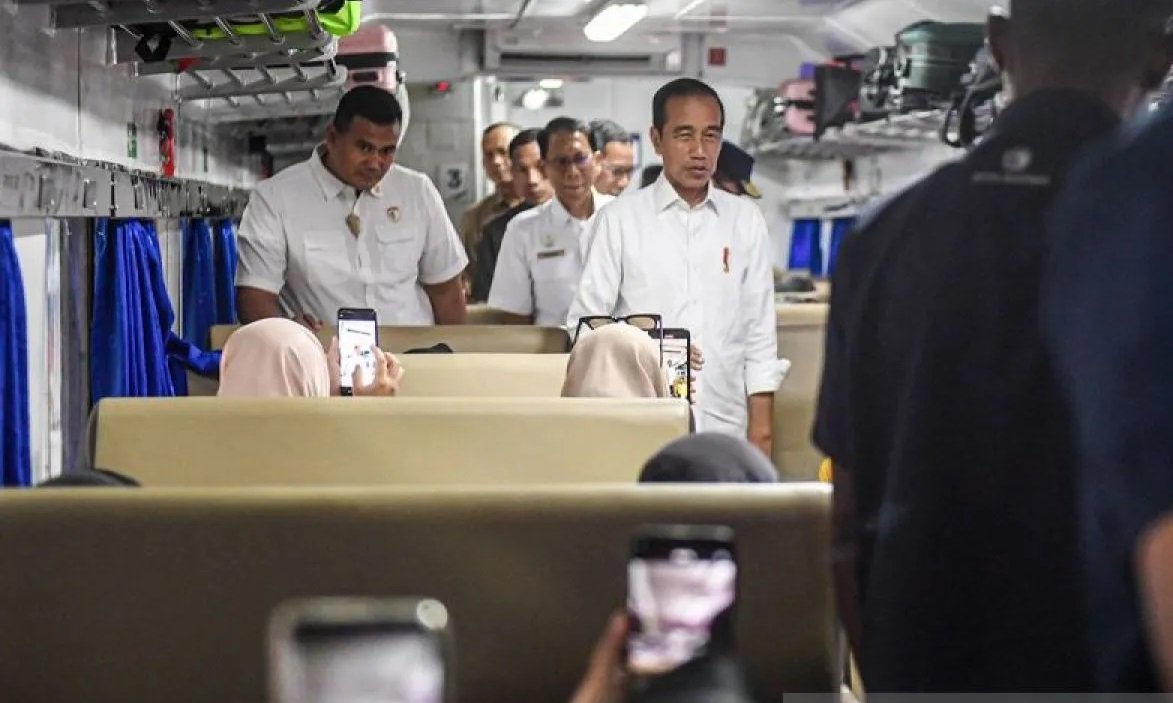 Presiden Jokowi Kunjungi Stasiun Pasar Senen Pantau Arus Mudik