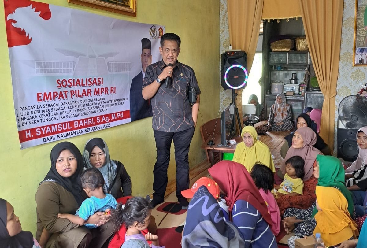 Anggota DPR Syamsul Bahri R (SBR) menggelar sosialisasi empat pilar MPR di Desa Cahaya Baru, Kabupaten Barito Kuala, Kalimantan Selatan, Sabtu (4/5). Foto: apakabar.co.id