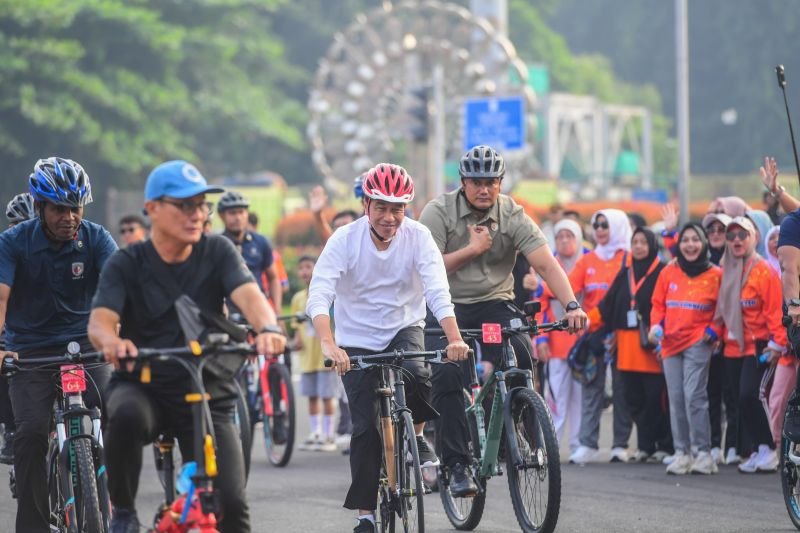 Minggu Pagi, Presiden Jokowi Gowes di Sudirman-Thamrin Jakarta