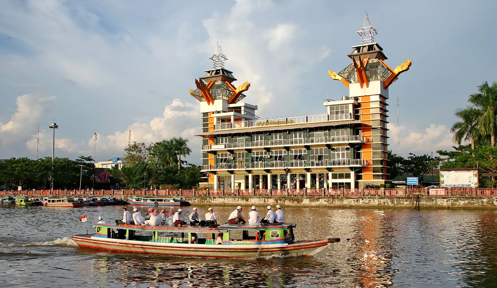 Menara Pandang Siring Tendean Banjarmasin di Kalimantan Selatan. Foto via britannica.com
