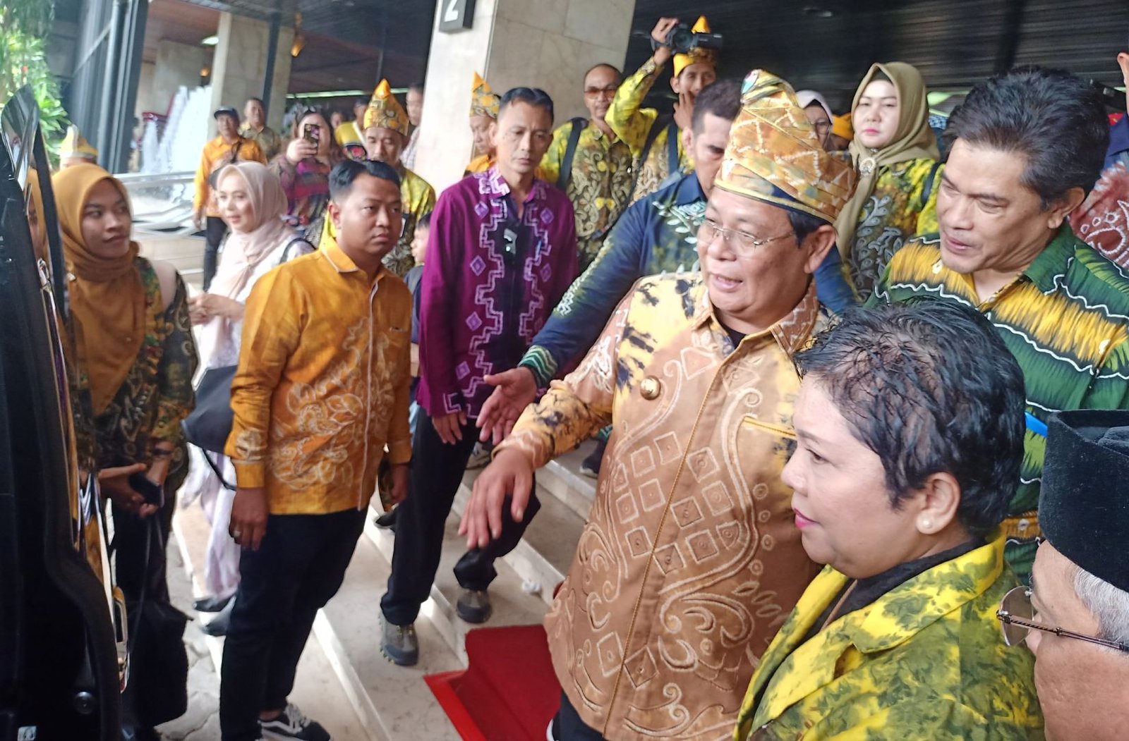 Golkar Kalsel Hasnur atau Acil Odah? Paman No Comment